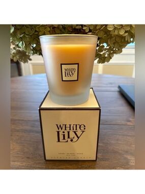 Henri Bendel White Lily Scented Candle New in Box 10oz